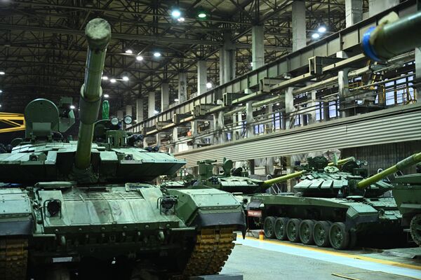 Aquí se construyeron la mitad de todos los tanques T-34 durante la Gran Guerra Patria: casi 26.000 tanques, más que en todas las fábricas alemanas juntas. Y es aquí donde se produce el T-72, el carro de combate más popular del mundo. En la foto: tanques T-72 y T-90 en el taller de montaje mecánico de Uralvagonzavod. - Sputnik Mundo
