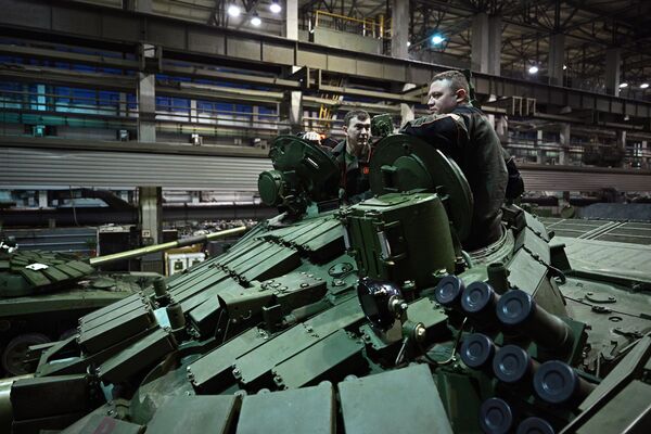 Un lugar especial en esta lista lo ocupa el único tanque del mundo de la tercera generación de posguerra, el T-14, así como otros vehículos basados en la plataforma universal Armata. En la foto: trabajadores del taller de montaje mecánico de Uralvagonzavod. - Sputnik Mundo
