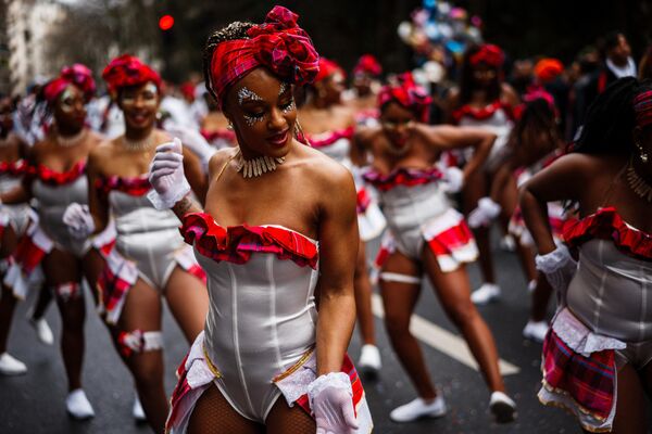 Participantes del tradicional Carnaval de la ciudad de París, Francia. - Sputnik Mundo