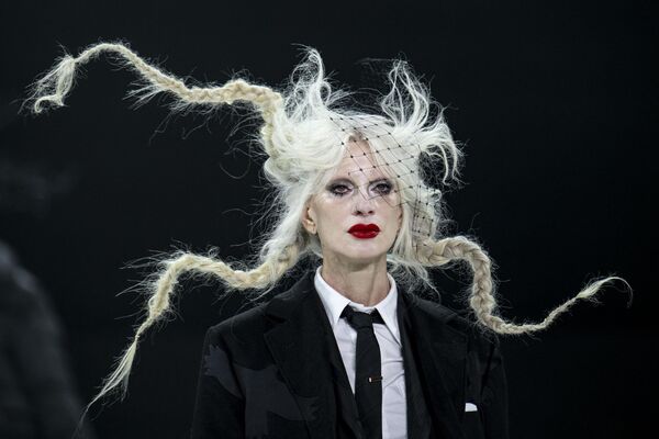 Una modelo presenta la colección Thom Browne en la Semana de la Moda de Nueva York, Estados Unidos. - Sputnik Mundo