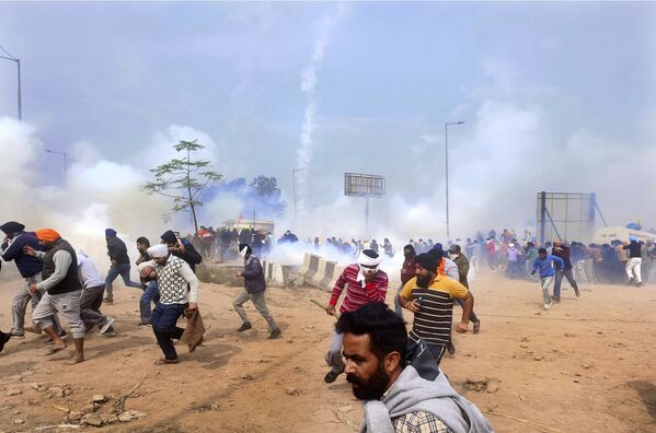 Participantes en una marcha de protesta de agricultores en Nueva Delhi son dispersados por la Policía con gases lacrimógenos. - Sputnik Mundo