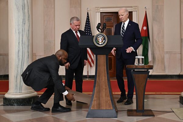 El rey Abdula II de Jordania se dispone a hablar tras una reunión con el presidente de EEUU, Joe Biden, en el Cross Hall de la Casa Blanca en Washington, EEUU, para discutir el conflicto en la Franja de Gaza. - Sputnik Mundo