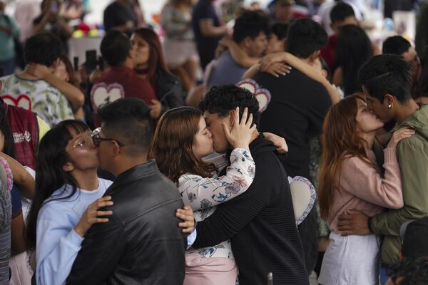 Parejas se besan en el Día de San Valentín en la Ciudad de México. - Sputnik Mundo