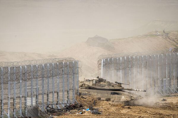 Soldados israelíes sobre un tanque cruzan la frontera entre la Franja de Gaza e Israel. - Sputnik Mundo