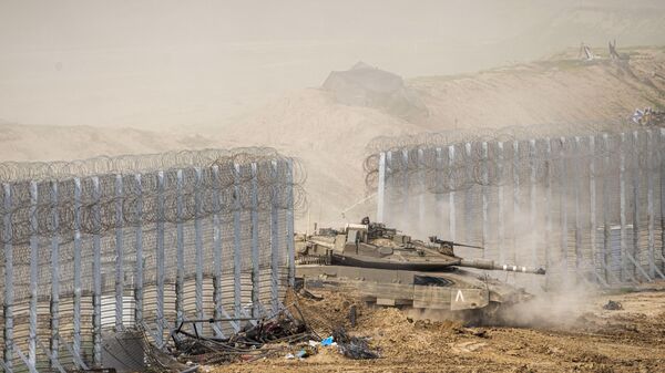 Un tanque israelí cruza la frontera entre la Franja de Gaza e Israel - Sputnik Mundo