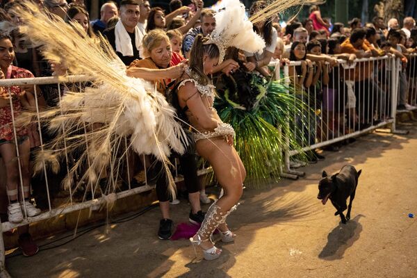 Una participante en el Carnaval de Villa Gesell, provincia de Buenos Aires, Argentina, ajusta su disfraz antes de actuar. - Sputnik Mundo