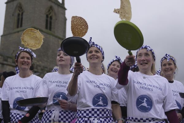 Ganadores de la carrera de panqueques, celebrada anualmente durante la semana de Carnaval en la ciudad de Olney, el Reino Unido. - Sputnik Mundo
