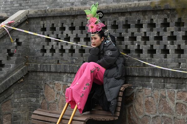 Una bailarina sobre zancos antes de actuar en una feria en el Templo del lago Longtan en el quinto día del Año Nuevo lunar del Dragón en Pekín. - Sputnik Mundo