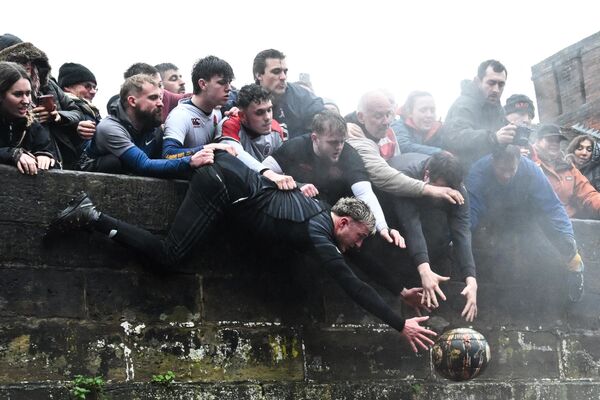Participantes en el partido anual de fútbol Royal Shrovetide en Ashbourne, Derbyshire, norte del Reino Unido. - Sputnik Mundo