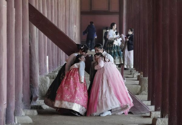 Jóvenes con vestidos tradicionales coreanos hanbok durante la celebración del Año Nuevo lunar en el palacio de Gyeongbok en Seúl, Corea del Sur. - Sputnik Mundo