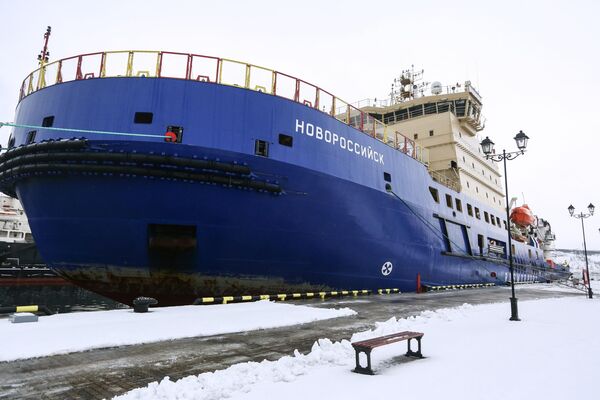 El rompehielos diésel-eléctrico Novorossiysk, del proyecto 21900M, en el puerto de Múrmansk - Sputnik Mundo