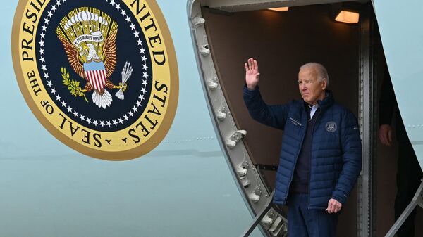El presidente de EEUU, Joe Biden, desciende del Air Force One a su llegada al Aeropuerto Internacional de Pittsburgh, en Pittsburgh, Pensilvania, el 16 de febrero de 2024.  - Sputnik Mundo