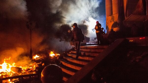 Simpatizantes de la oposición en la plaza Maidán de Kiev durante los enfrentamientos entre manifestantes y la Policía - Sputnik Mundo
