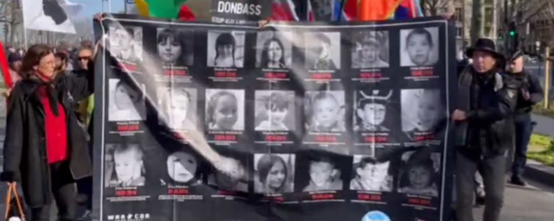 Una marcha en memoria de los niños víctimas de los ataques ucranianos en Donbás tiene lugar en París - Sputnik Mundo, 1920, 17.02.2024