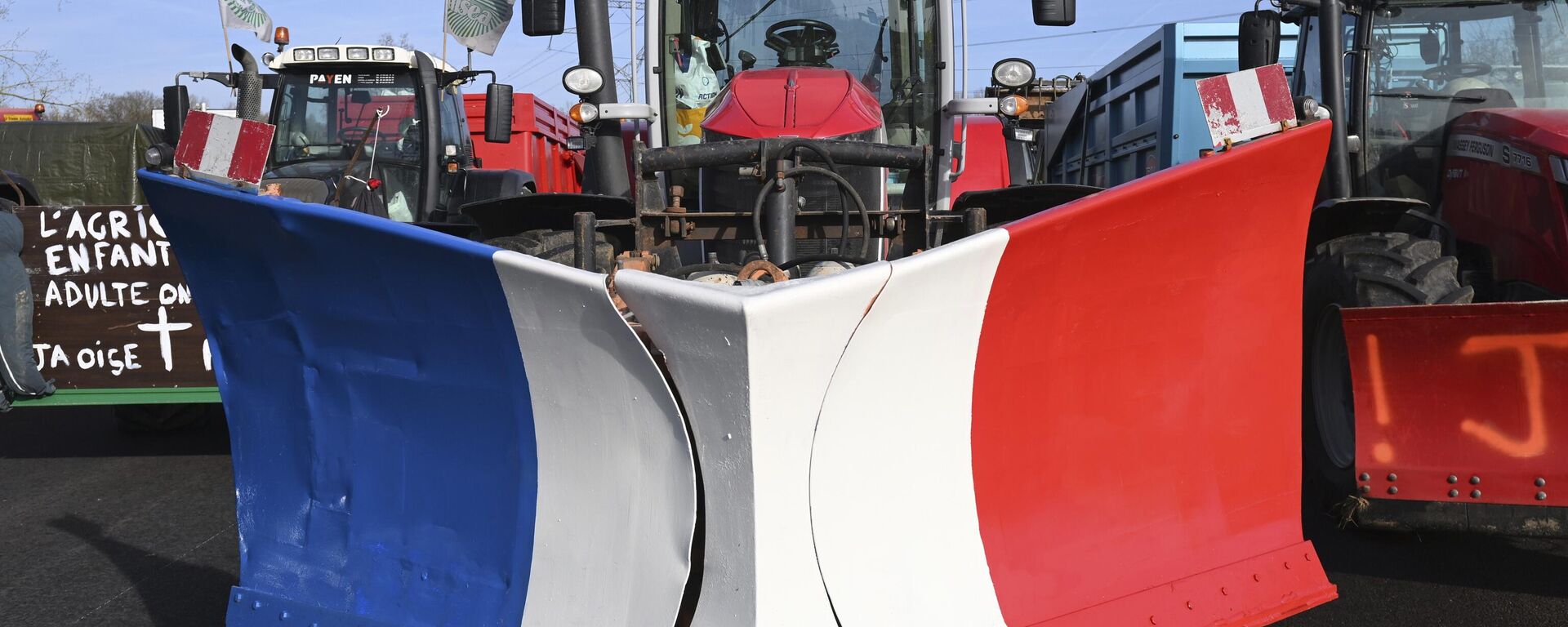 Tractores, el del centro con los colores de la bandera francesa, bloquean una carretera el 29 de enero de 2024 al norte de París - Sputnik Mundo, 1920, 17.02.2024