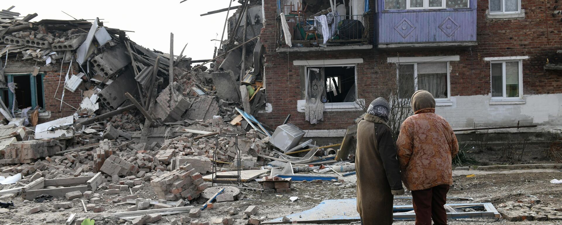 Un edificio de apartamentos dañado como resultado del bombardeo de Panteleimónovka por parte de las Fuerzas Armadas de Ucrania  - Sputnik Mundo, 1920, 18.02.2024