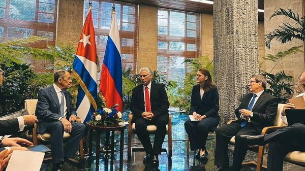 El presidente cubano Miguel Díaz-Canel se reúne con el canciller ruso Serguéi Lavrov en la Habana - Sputnik Mundo
