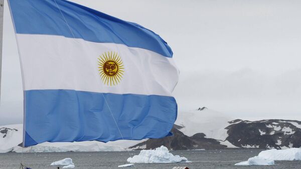 La bandera argentina ondea sobre el fondo de hielo de la Antártida - Sputnik Mundo