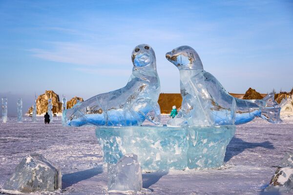 El festival se celebra en el Parque de Hielo de Oljón, el único parque interactivo ruso de esculturas monumentales de hielo creadas con tecnología de hielo-plástico. El festival se celebra por quinta vez. El tema de este año es Universo Baikal. - Sputnik Mundo