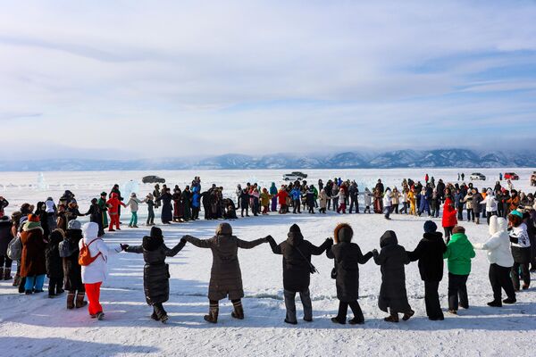 Visitantes en el festival de esculturas de hielo del Parque de Hielo. - Sputnik Mundo