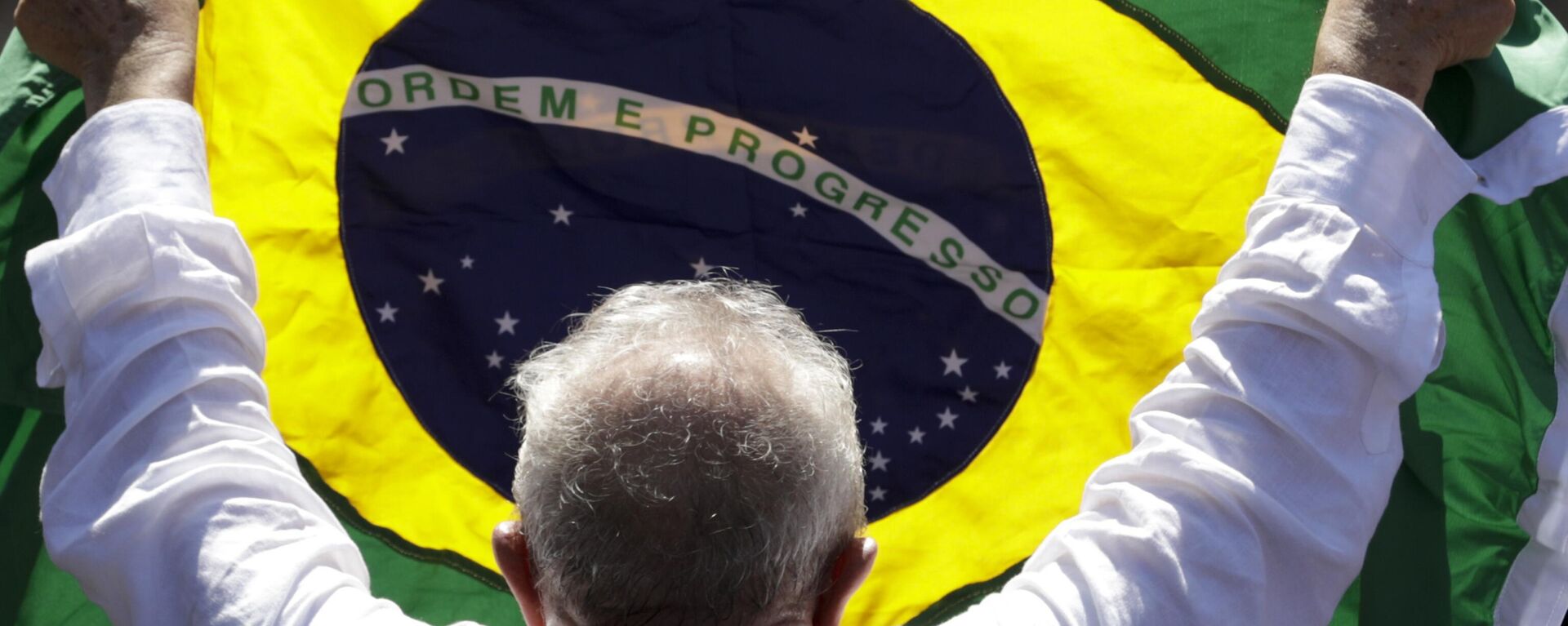 El presidente de Brasil, Lula da Silva, sosteniendo una bandera de Brasil durante la campaña electoral de 2022 - Sputnik Mundo, 1920, 21.02.2024