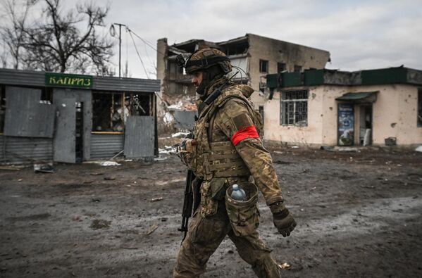 Un militar ruso pasa por la estación de tren de la ciudad de Avdéyevka, en la república popular de Donetsk, tomada por las FFAA rusas. - Sputnik Mundo