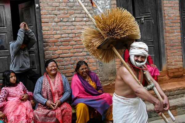 Creyentes hindúes participan en una procesión religiosa para celebrar el festival Madhav Nrayan en las afueras de Katmandú, Nepal. - Sputnik Mundo