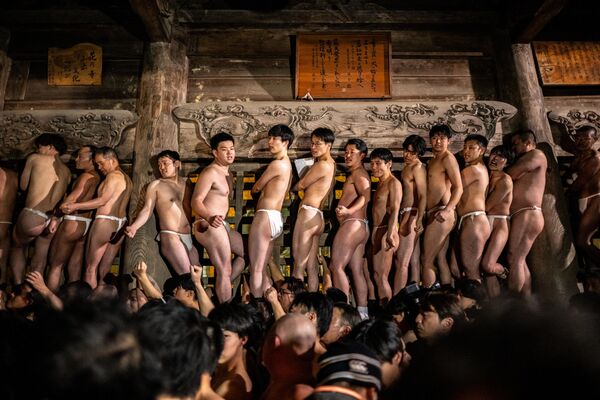 Unos hombres compiten por una bolsa Somin-Bukuru durante el festival Sominsai en Japón. - Sputnik Mundo