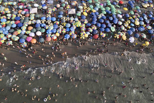 Veraneantes en la playa Pescadores en un día de verano en Lima. - Sputnik Mundo