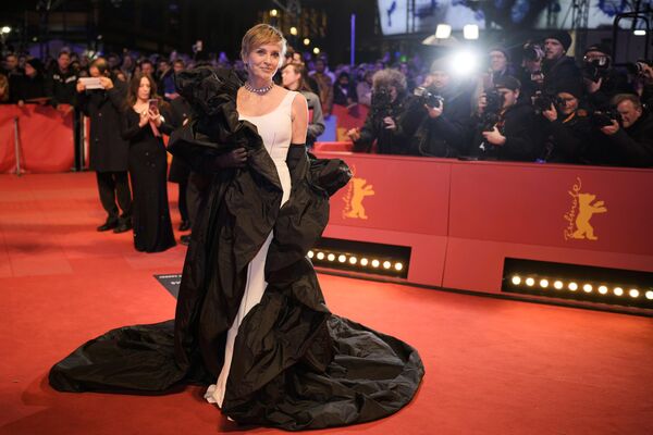 La actriz Sharon Stone en la alfombra roja de la 74.ª Berlinale, Festival Internacional de Cine de Berlín. - Sputnik Mundo