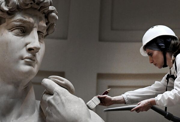La restauradora Eleonora Pucci trabaja en la estatua del David en la Galería de la Academia de Florencia, Italia. - Sputnik Mundo