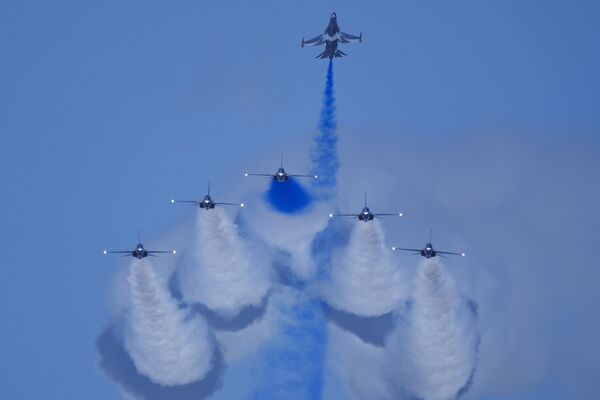 El equipo acrobático Black Eagles (Águilas Negras) de la Fuerza Aérea de Corea del Sur actúa el día de la inauguración del Salón Aeronáutico de Singapur. - Sputnik Mundo