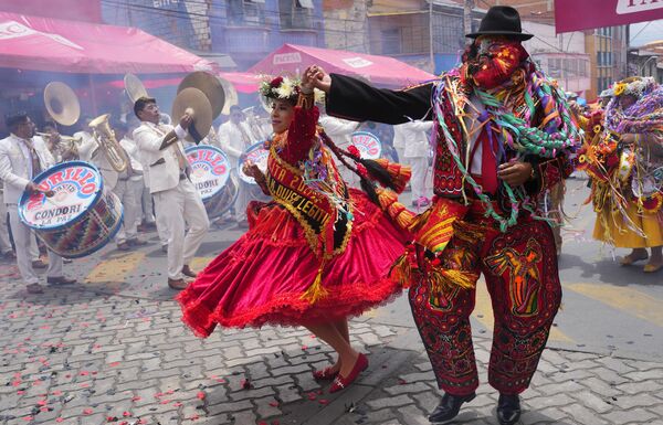 Participantes del carnaval bailan el día de su clausura en La Paz, Bolivia. - Sputnik Mundo