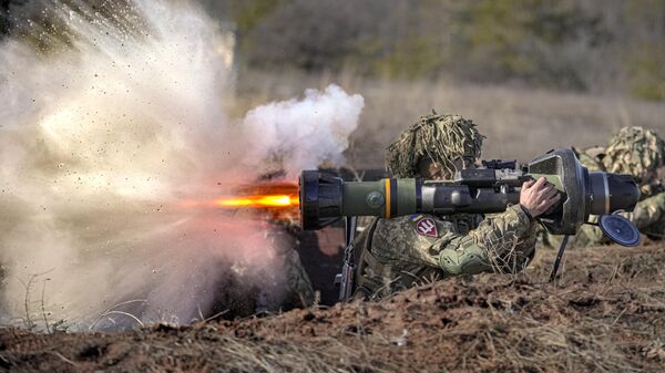 Un militar ucraniano dispara un arma antitanque NLAW durante un ejercicio de la Operación de las Fuerzas Conjuntas en la región de Donetsk, al este de Ucrania (archivo)  - Sputnik Mundo