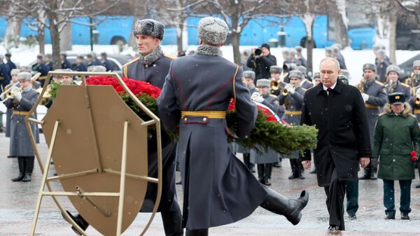 El presidente ruso, Vladímir Putin, depositó una corona de flores en la Tumba del Soldado Desconocido que se encuentra cerca de la muralla del Kremlin con motivo del Día del Defensor de la Patria, el 23 de febrero, 2024 - Sputnik Mundo