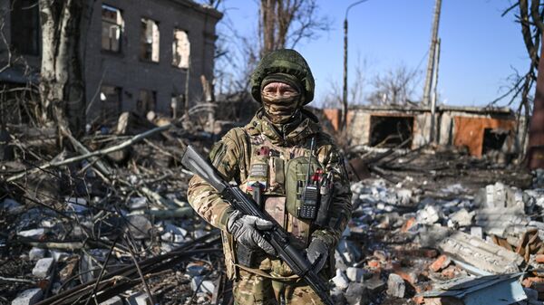 Un soldado ruso en Avdéyevka, en la república popular de Donetsk  - Sputnik Mundo