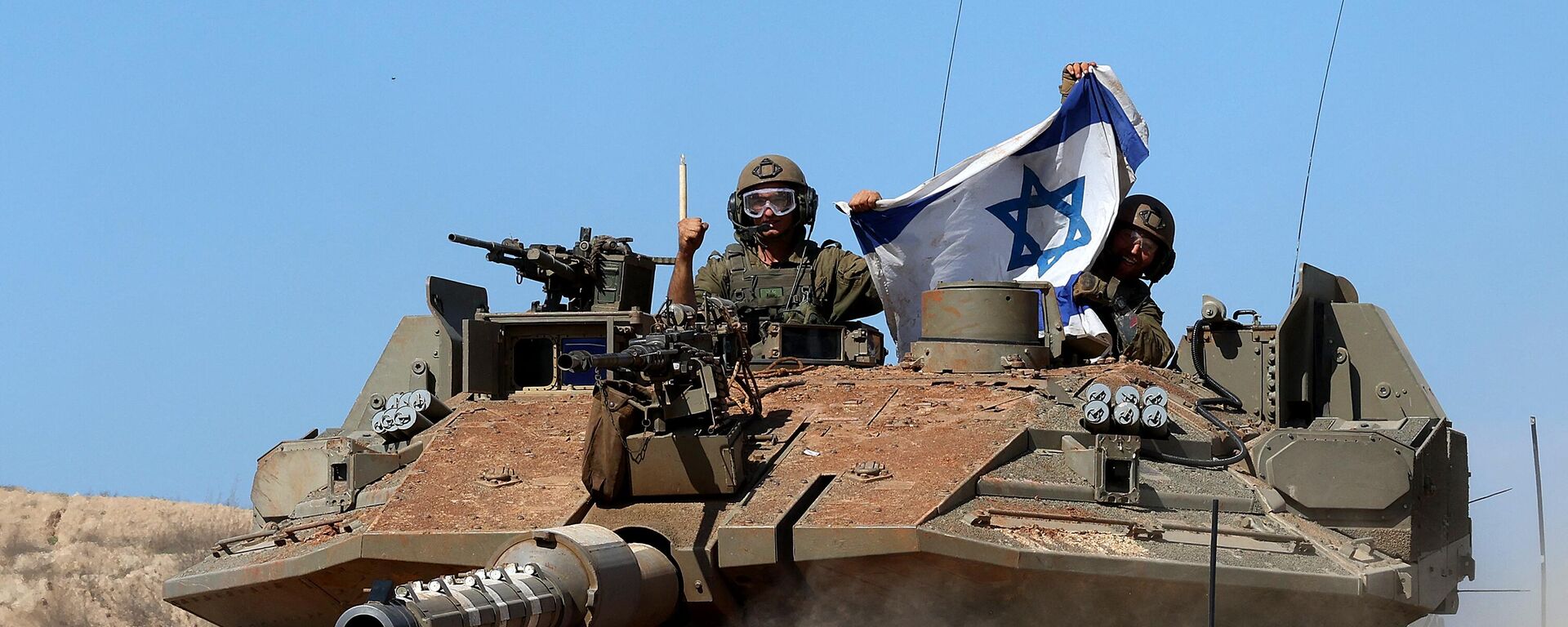 Soldados israelíes en un tanque, en la frontera entre Israel y la Franja de Gaza, el 15 de febrero de 2024 - Sputnik Mundo, 1920, 08.05.2024