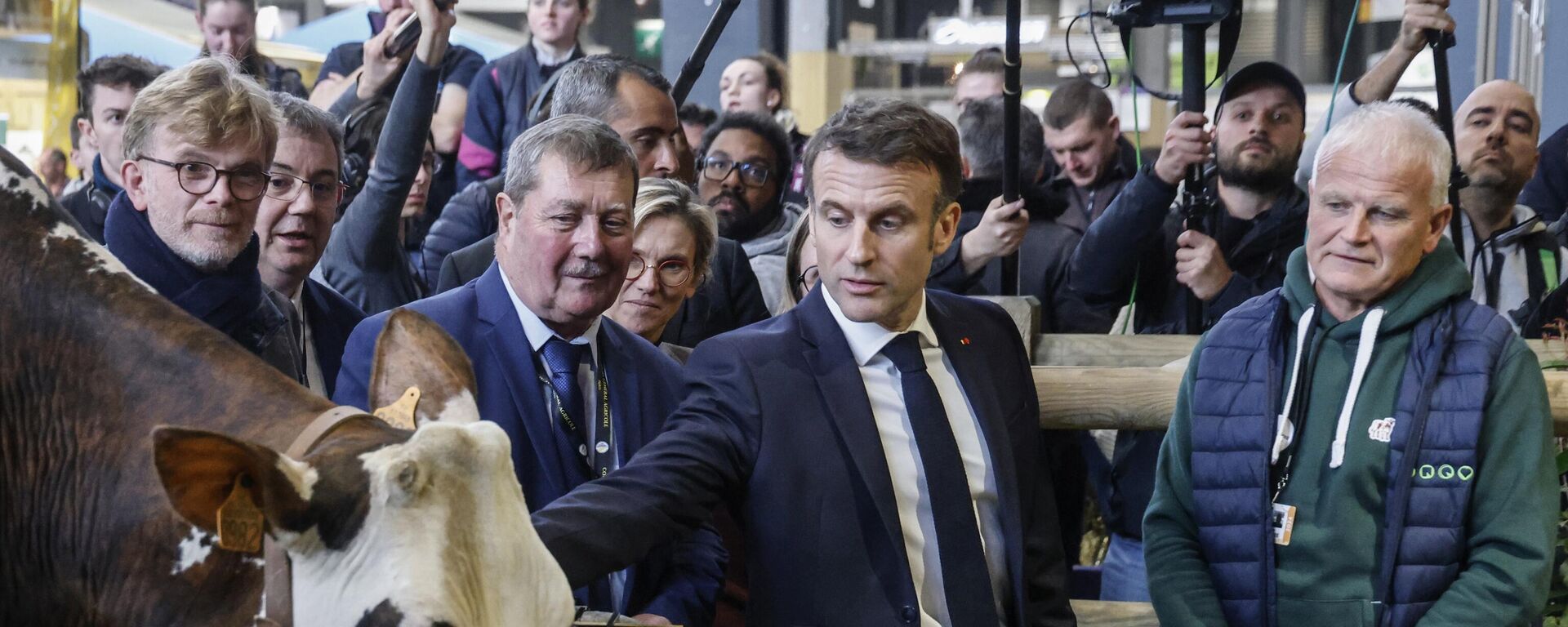 Emmanuel Macron, presidente francés, visita la Feria Internacional de Agricultura el día de su inauguración en París, el 24 de febrero de 2024  - Sputnik Mundo, 1920, 24.02.2024