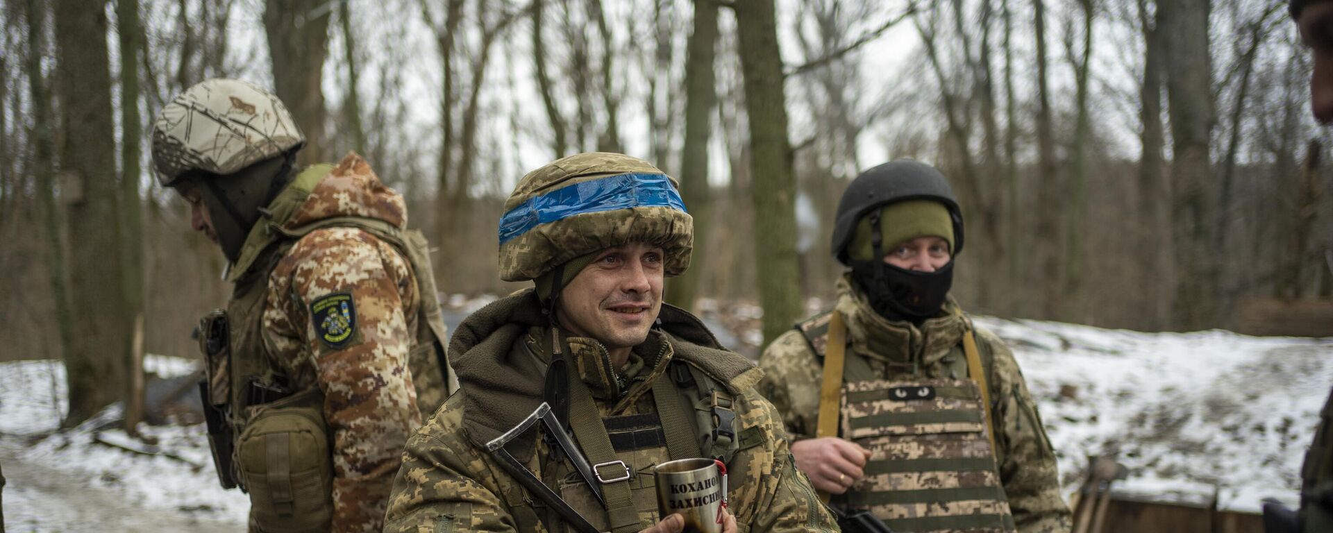Soldados de Ucrania toman un descanso para el té en la posición militar en la región de Sumí, el 24 de noviembre de 2023   - Sputnik Mundo, 1920, 25.02.2024