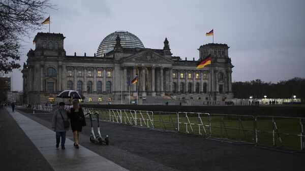 La gente camina delante del edificio del Reichstag, Alemania, el 17 de noviembre de 2021 - Sputnik Mundo