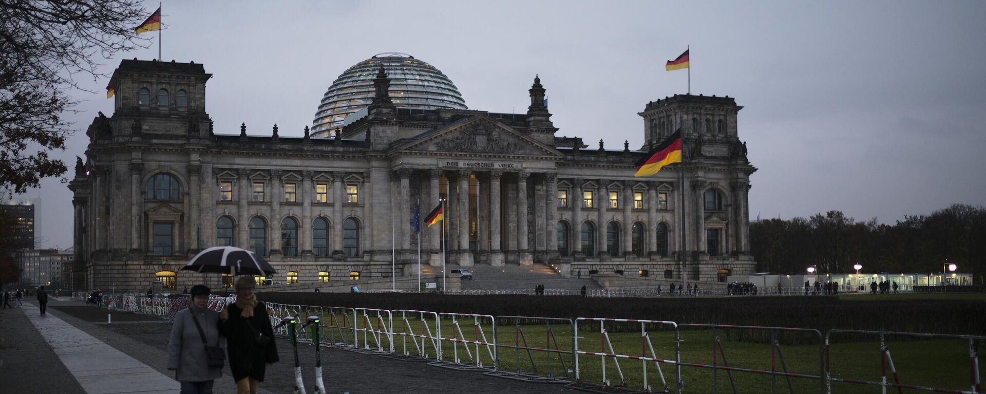 Transeúntes caminando en las inmediaciones del edificio del Reichstag, Alemania, el 17 de noviembre de 2021 - Sputnik Mundo, 1920, 06.03.2024