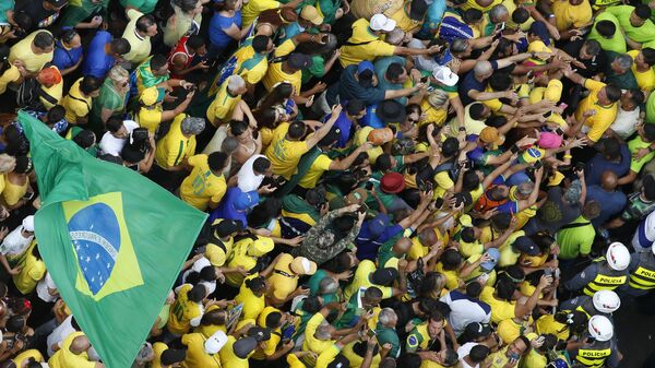 Miles de personas asisten a la marcha convocada por el expresidente Jair Bolsonaro en Sao Paulo este 25 de febrero de 2024 - Sputnik Mundo
