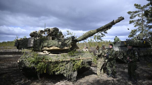 Soldados manejan un tanque estadounidense M1 Abrams durante el ejercicio mecanizado del Ejército finlandés en Niinisalo, Finlandia, el 4 de mayo de 2023 - Sputnik Mundo