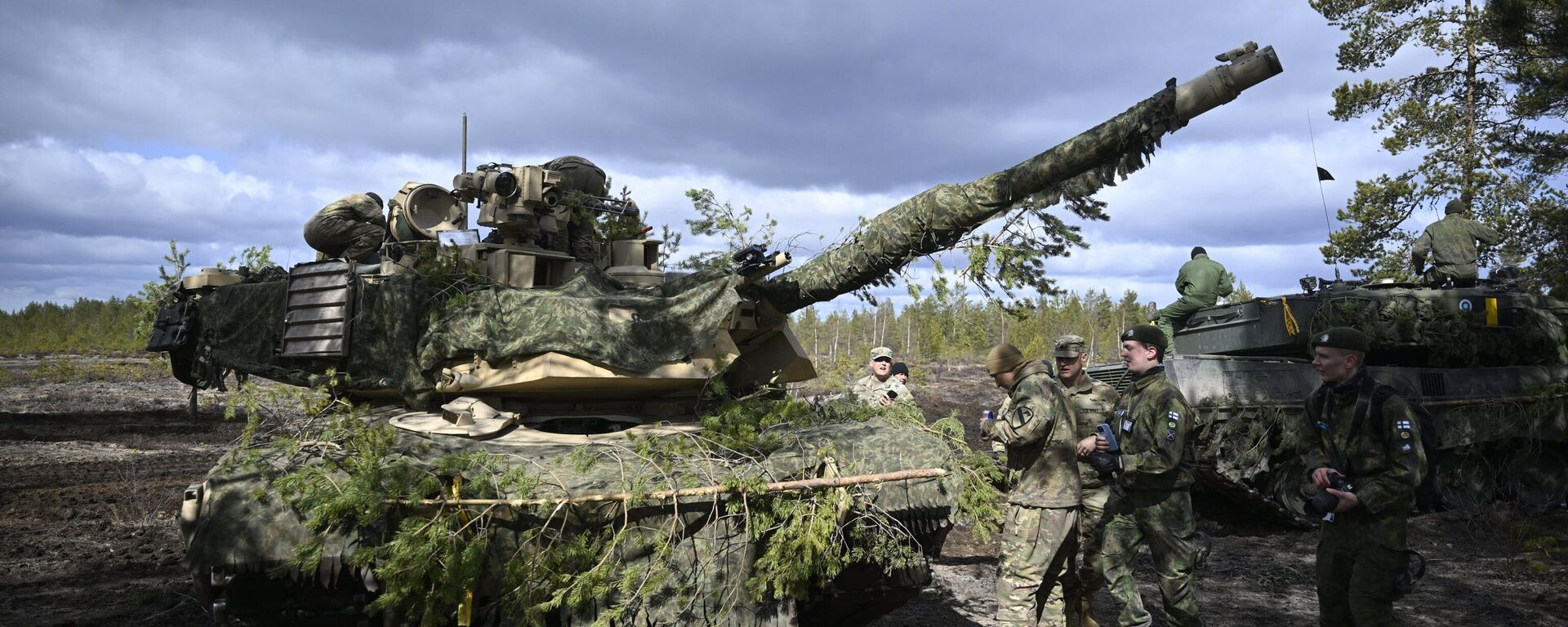 Soldados manejan un tanque estadounidense M1 Abrams durante el ejercicio mecanizado del Ejército finlandés en Niinisalo, Finlandia, el 4 de mayo de 2023 - Sputnik Mundo, 1920, 20.03.2024