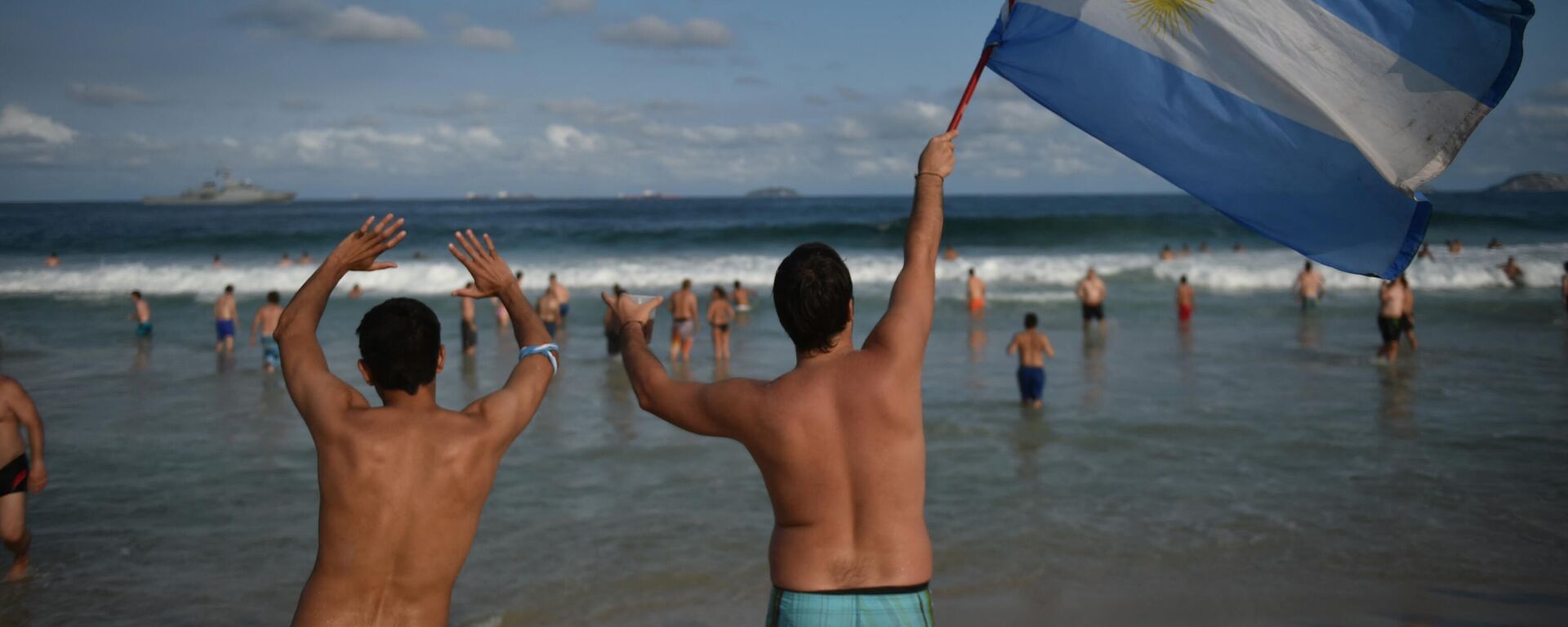 Turistas de Argentina ondean la bandera de su país en las playas de Río de Janeiro - Sputnik Mundo, 1920, 27.02.2024