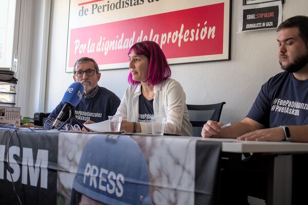 Javier Sáenz Munilla, Cristina Ridruejo y Álvaro Piélago en la sede del Sindicato de Periodistas de Madrid - Sputnik Mundo