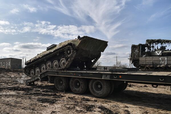 Un vehículo de combate de infantería BMP-1 es cargado sobre una plataforma de transporte tras su reparación. - Sputnik Mundo