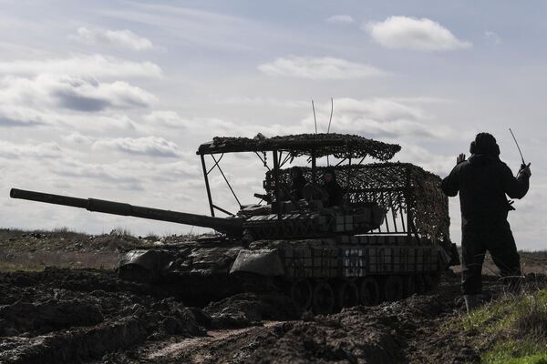 Pruebas del tanque T-80BVM tras las labores de reparación antes de su envió de vuelta a la zona de combates. - Sputnik Mundo