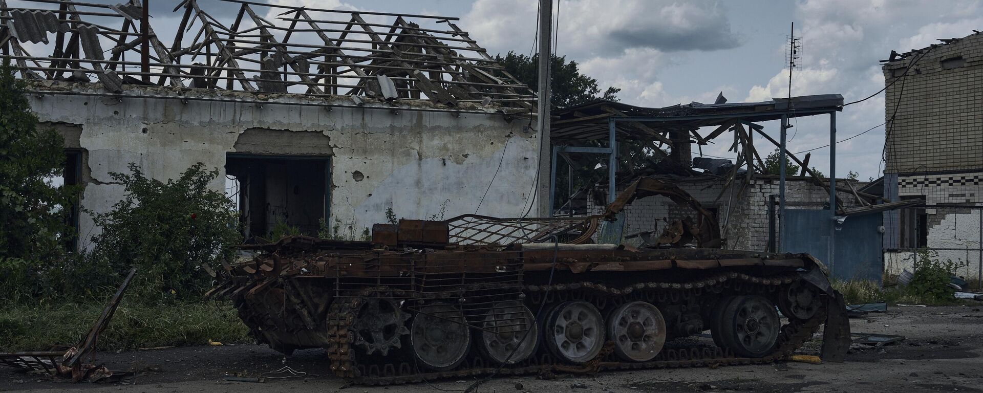 Un vehículo blindado dañado en la aldea de Kozatska - Sputnik Mundo, 1920, 27.02.2024