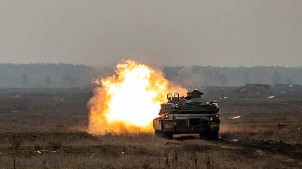 Un tanque Abrams estadounidense durante un ejercicio con fuego real  - Sputnik Mundo